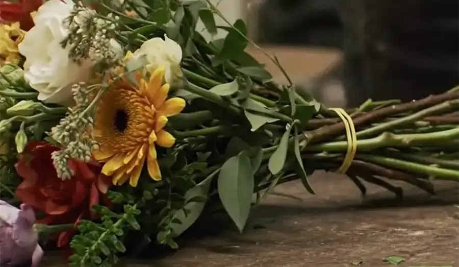 Gummiringe und Gummibänder für Blumenhändler und Floristik Beispielbild mit Blumenstrauß