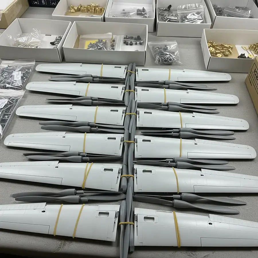 Modellbauteile mit Gummiringen gebündelt auf Versandtisch